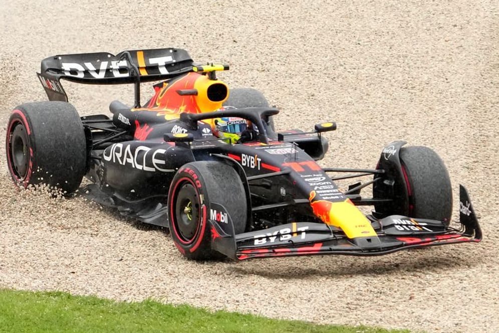 Sergio Perez auf Abwegen: Der Red-Bull-Pilot setzte seinen Boliden ins Kiesbett.