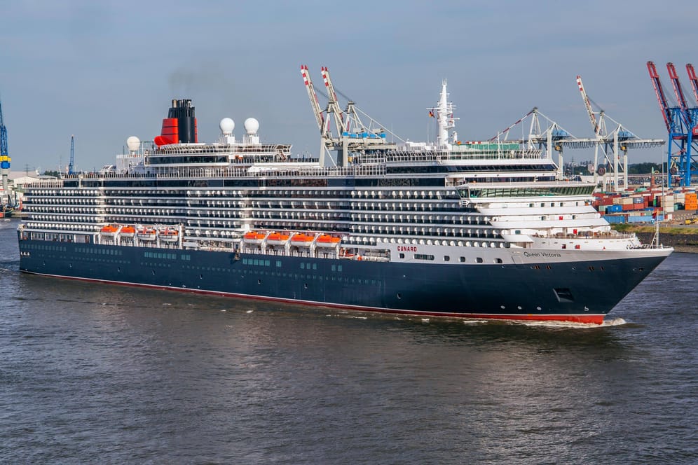 Kreuzfahrtschiff "Queen Victoria" auf der Elbe im Hamburger Hafen: Das Schiff liegt am Cruise Terminal Altona.