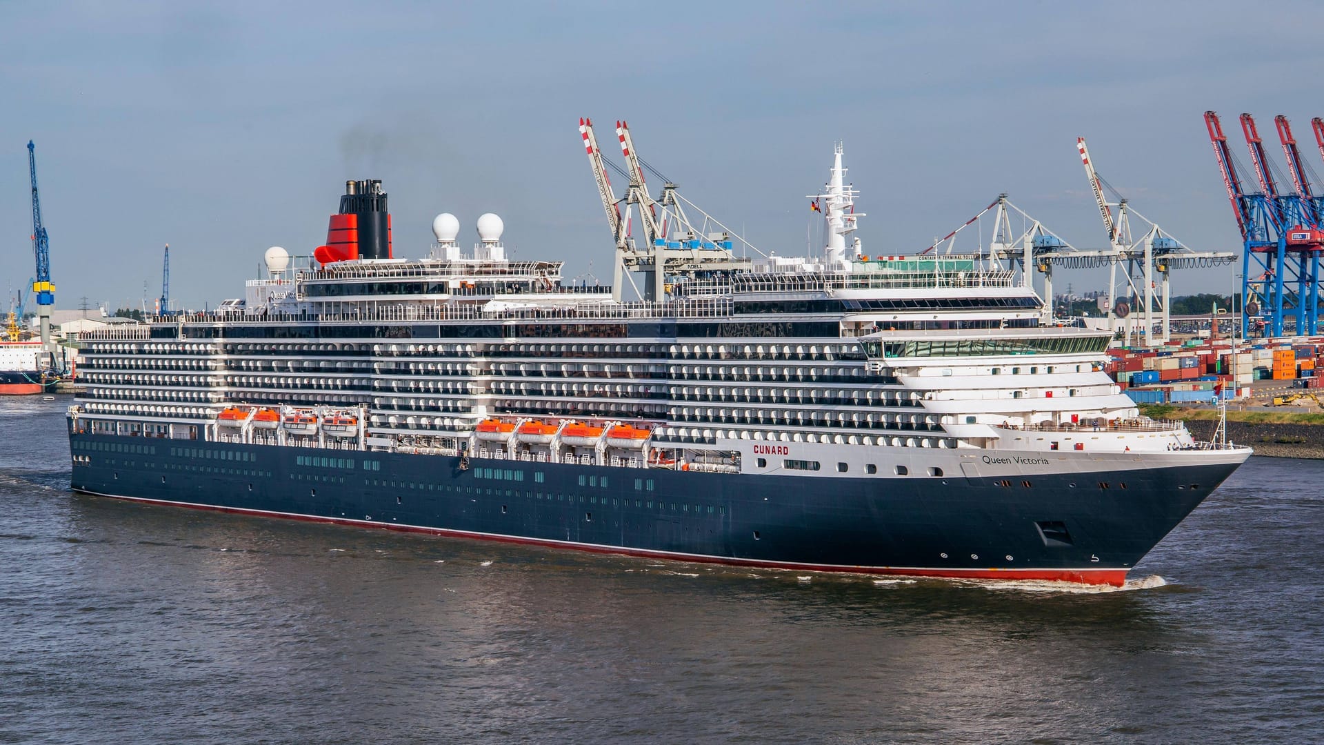 Kreuzfahrtschiff "Queen Victoria" auf der Elbe im Hamburger Hafen: Das Schiff liegt am Cruise Terminal Altona.