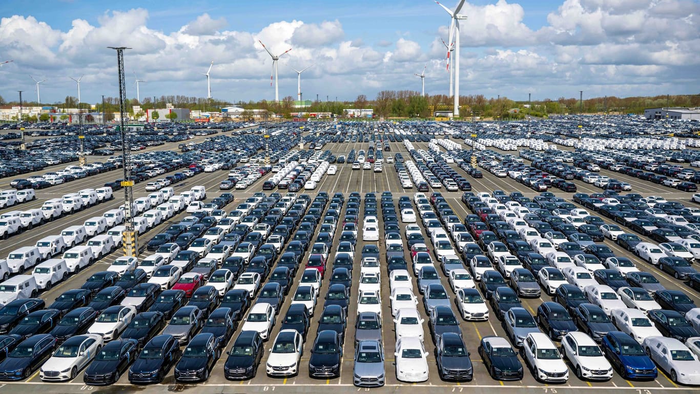 Autos stehen auf dem Gelände vom BLG Autoterminal Bremerhaven. Zurzeit verstopfen rund 90.000 Fahrzeuge das Areal, man wolle auf 70.000 herunterkommen, hieß es.