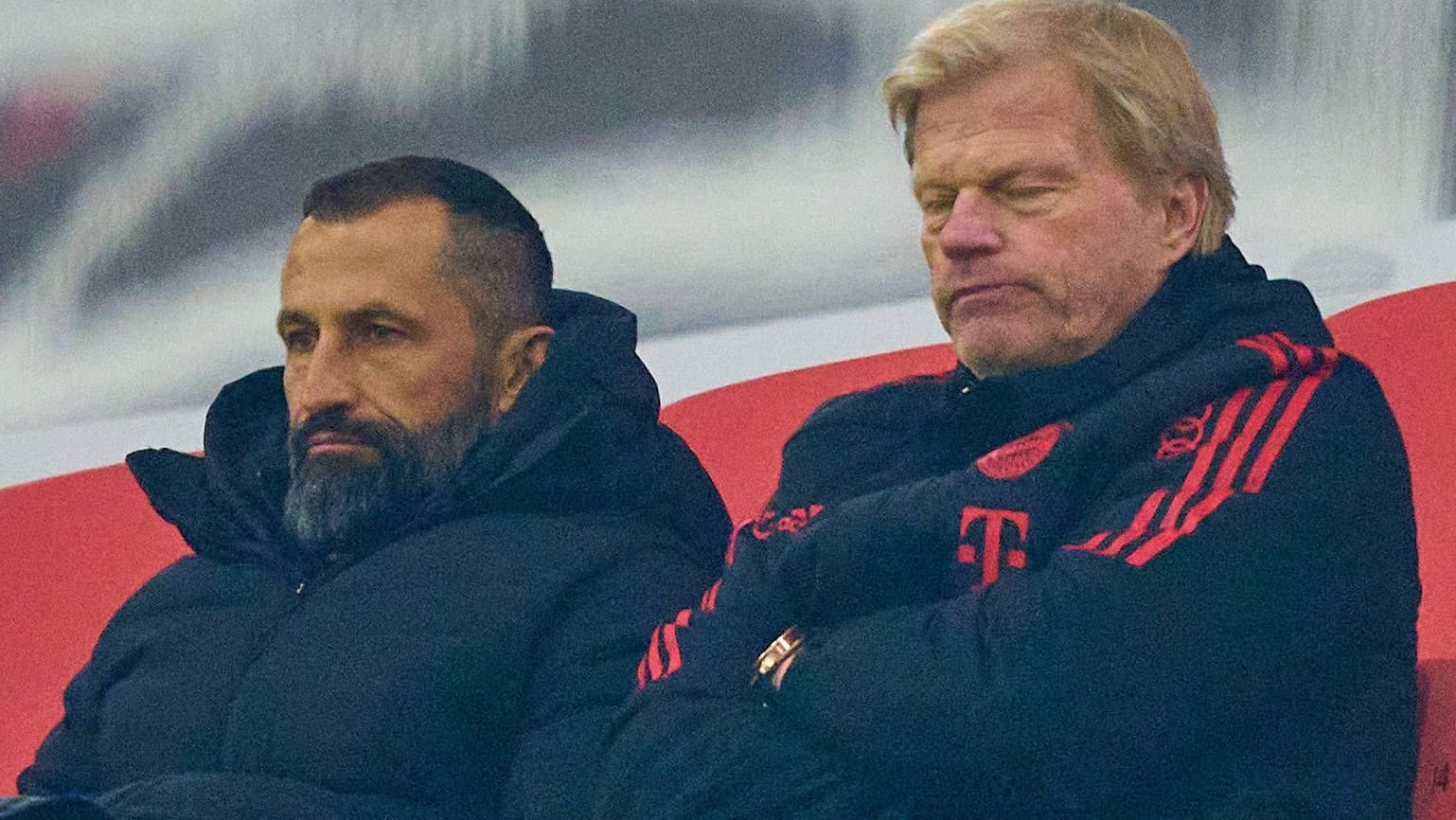 Hasan "Brazzo" Salihamidzic (links) und Oliver Kahn auf der Tribüne beim DFB-Pokalspiel des FC Bayern gegen Freiburg. Nach der Niederlage stehen sie und der kürzlich von ihnen verpflichtete Thomas Tuchel unter Druck.