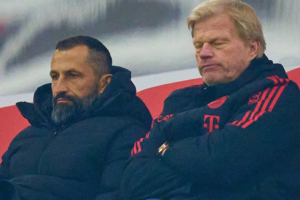 Hasan "Brazzo" Salihamidzic (links) und Oliver Kahn auf der Tribüne beim DFB-Pokalspiel des FC Bayern gegen Freiburg. Nach der Niederlage stehen sie und der kürzlich von ihnen verpflichtete Thomas Tuchel unter Druck.