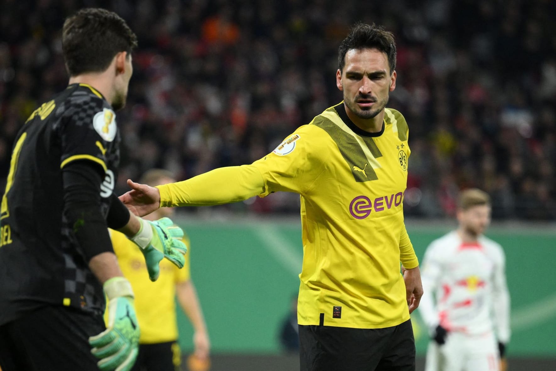 Gregor Kobel (l.) klatscht mit Mats Hummels ab.