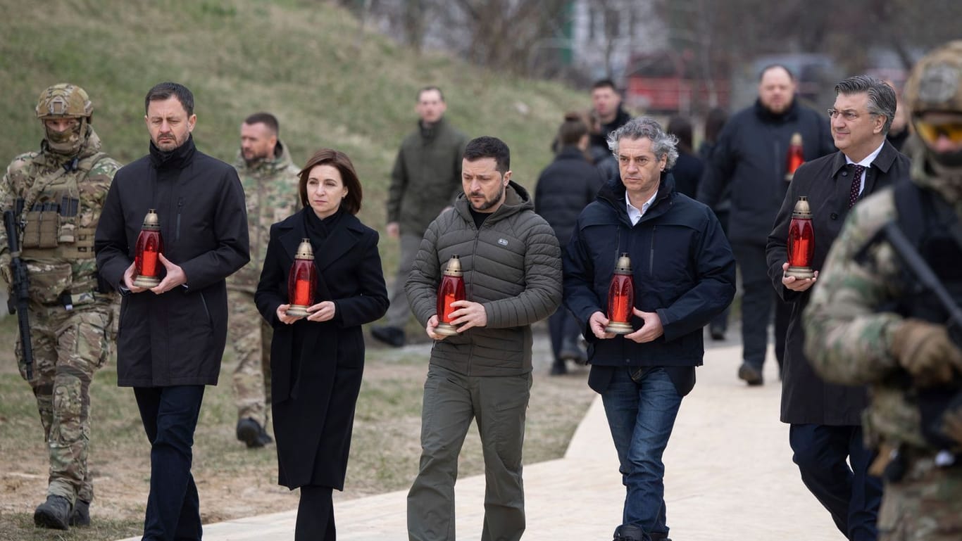 Gedenken in Butscha: Mit internationalen Gästen besuchte Selenskyj den Ort am ersten Jahrestag der Befreiung.