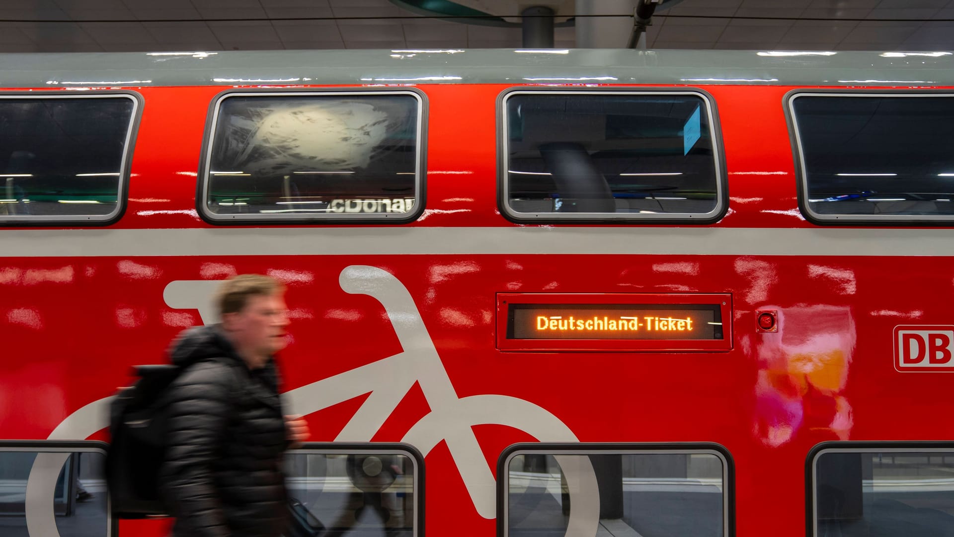 Ab dem 1. Mai 2023 kann man mit dem Deutschlandticket den gesamten Regional- und Nahverkehr im Land nutzen. Ab dem 1. Mai 2023 kann man mit dem Deutschlandticket den gesamten Regional- und Nahverkehr im Land nutzen.