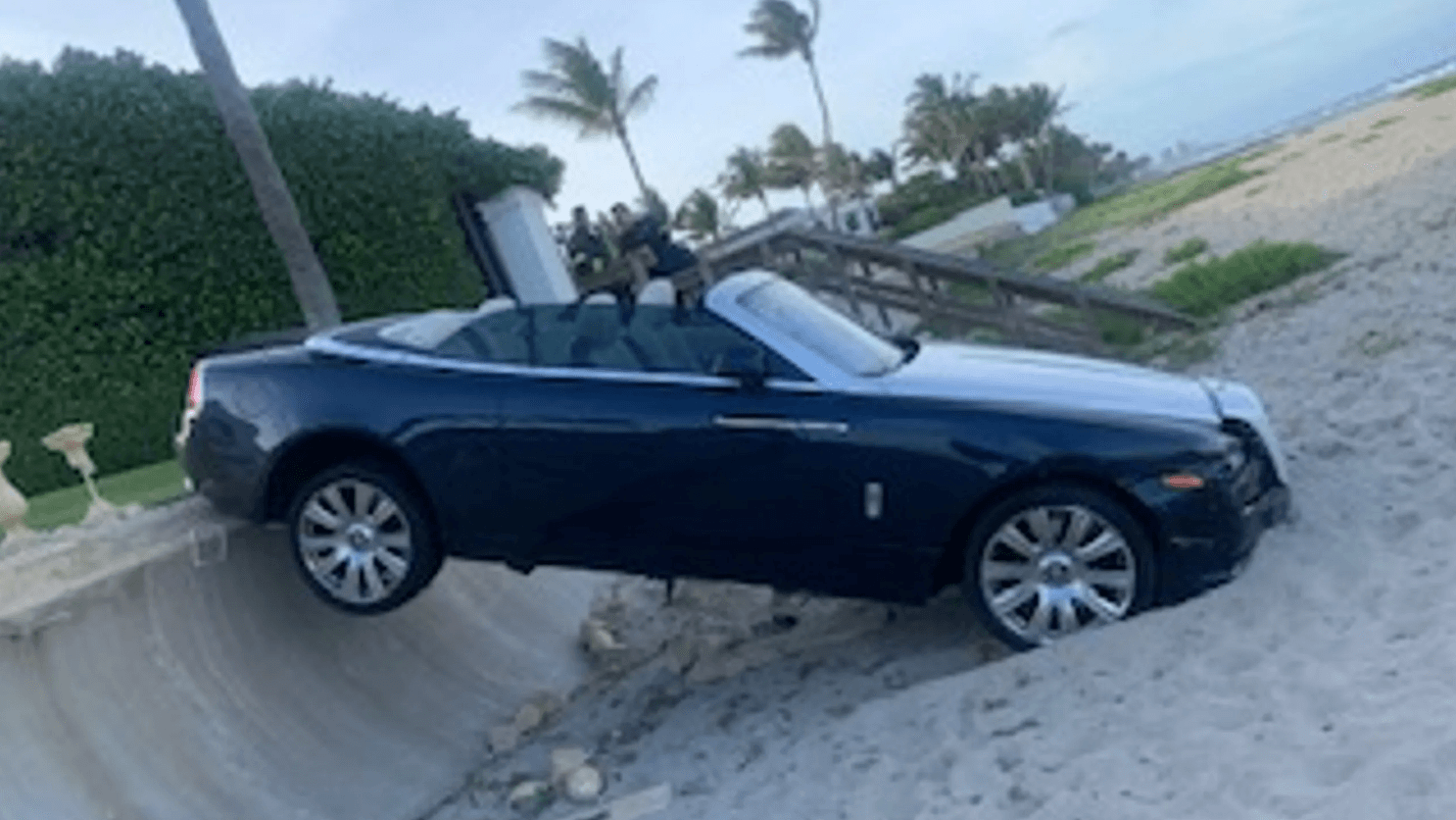 Der Rolls Royce kam erst am Strand zum Stehen.