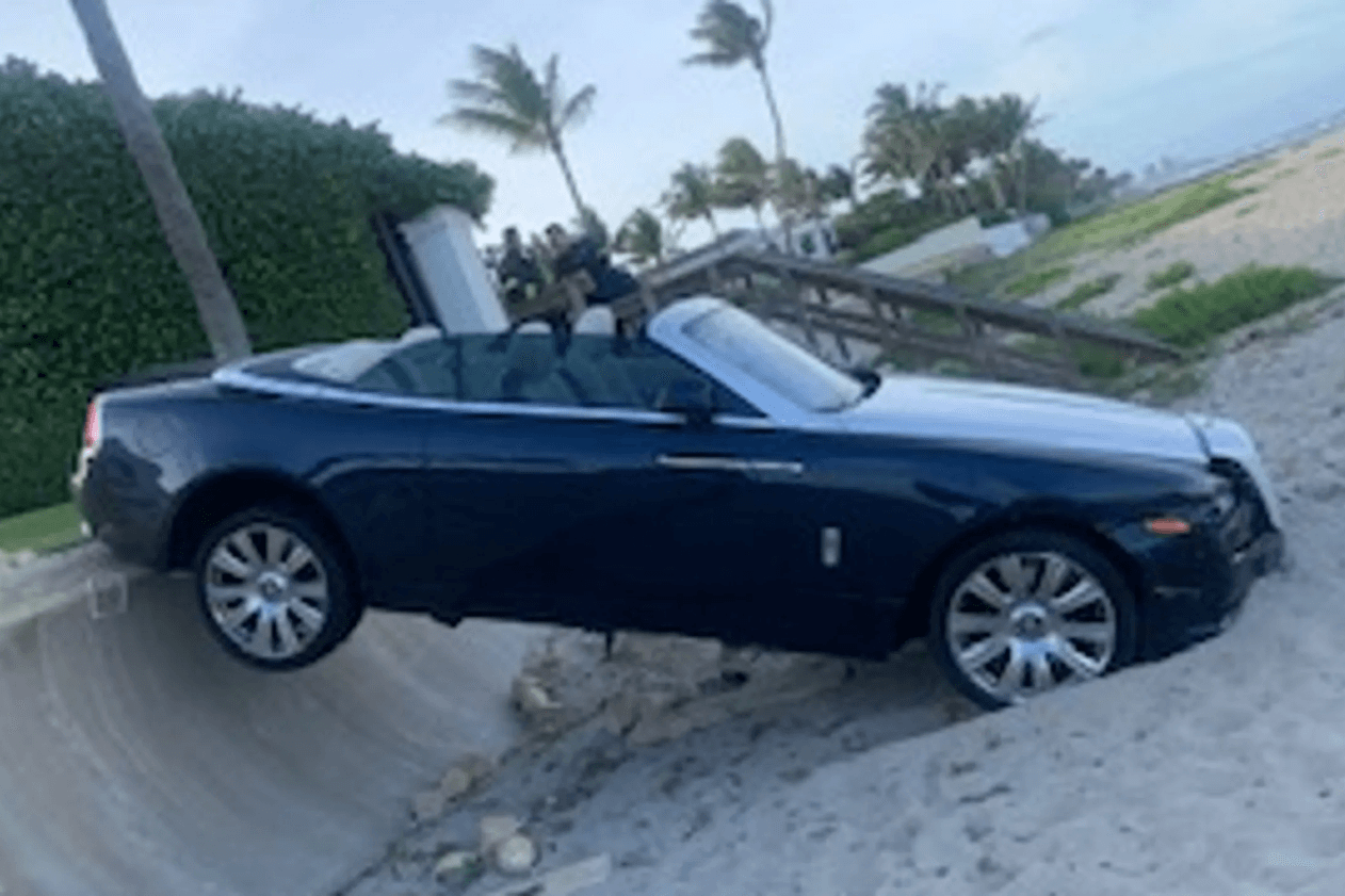 Der Rolls Royce kam erst am Strand zum Stehen.