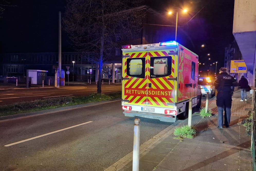 Ein Rettungswagen auf dem Märkischen Ring: Ein 30-Jähriger wurde nach einem Streit schwerverletzt ins Krankenhaus gebracht.