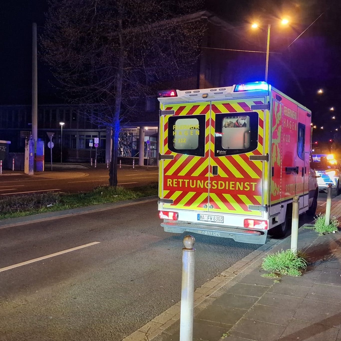 Ein Rettungswagen auf dem Märkischen Ring: Ein 30-Jähriger wurde nach einem Streit schwerverletzt ins Krankenhaus gebracht.