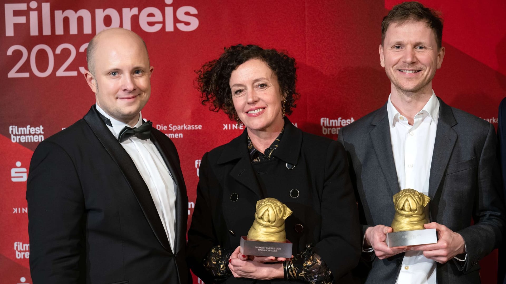Matthias Greving, Leiter vom Bremer Filmfest, Maria Schrader, Schauspielerin und Regisseurin und Leopold Nicholas von Bülow-Quirk (von links), bei der Veranstaltung zum Bremer Filmpreis.