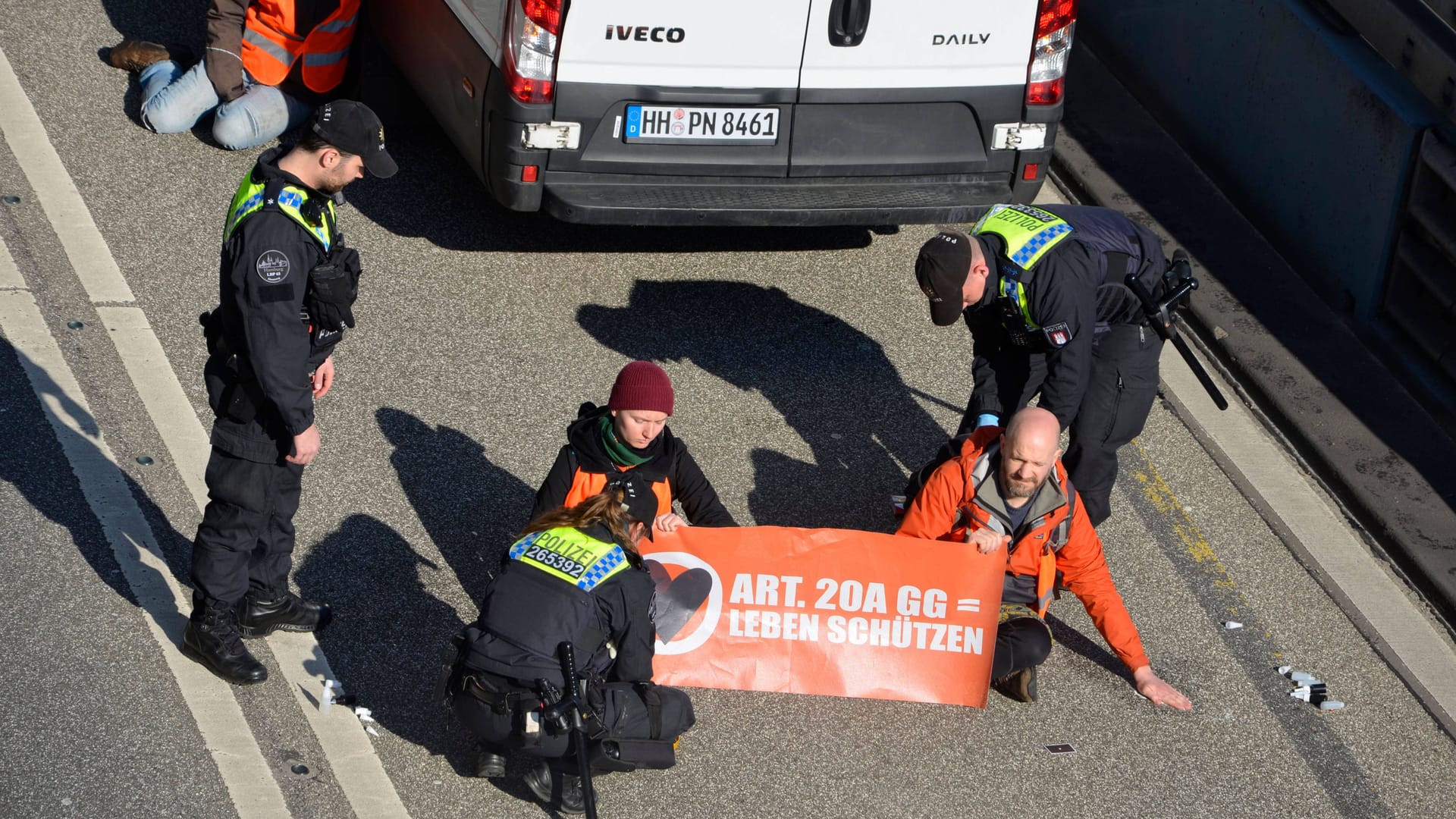 Klimaaktivisten blockieren den Veddeler Damm: Immer wieder werden durch die Aktionen der "Letzten Generation" aufwändige Polizeieinsätze nötig. Klimaaktivisten blockieren den Veddeler Damm: Immer wieder werden durch die Aktionen der "Letzten Generation" aufwändige Polizeieinsätze nötig.