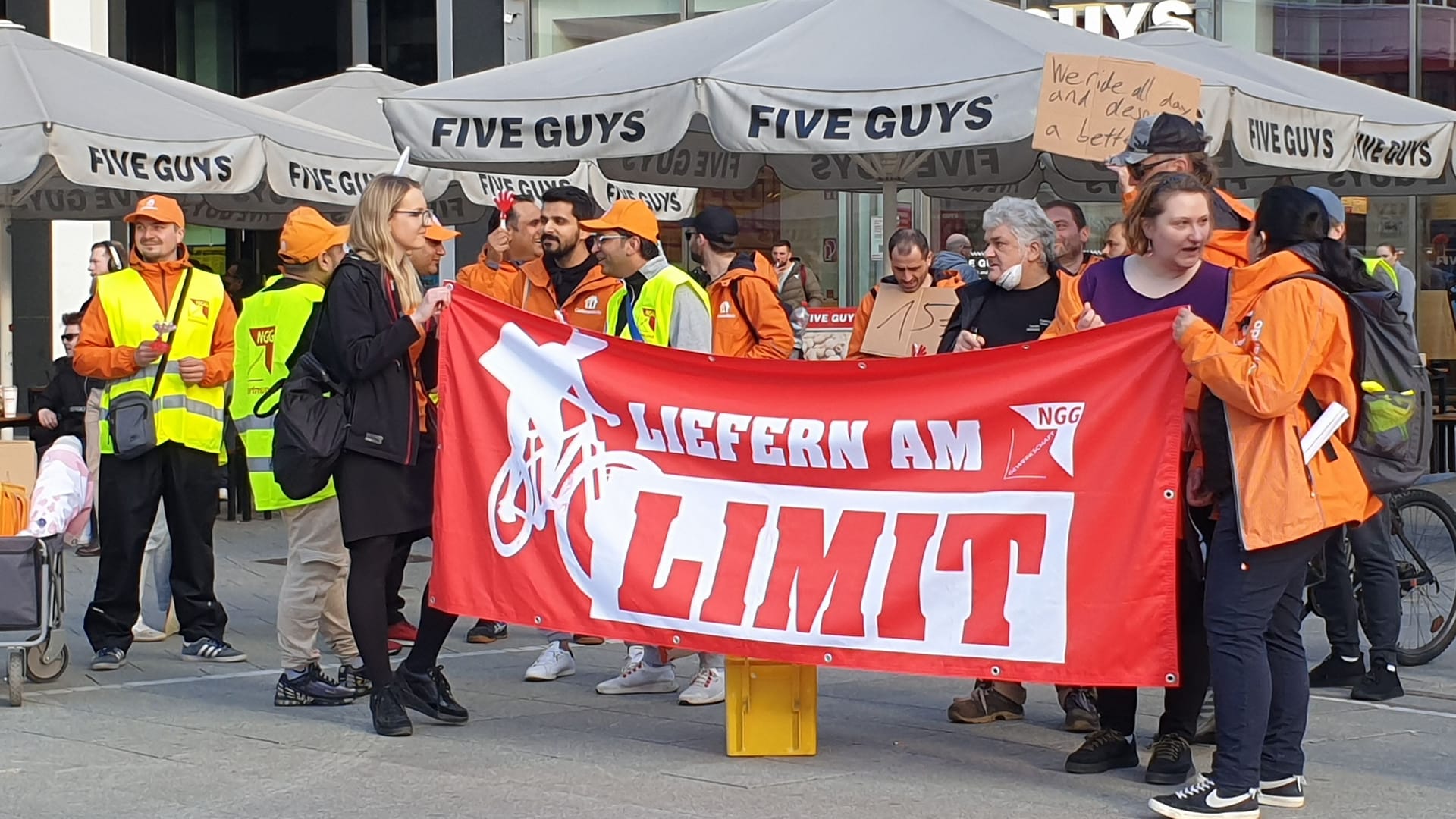 Am Freitag konnten viele Frankfurter kein Essen bestellen: Denn die Lieferando-Fahrer wehrten sich gegen schlechte Arbeitsbedingungen.