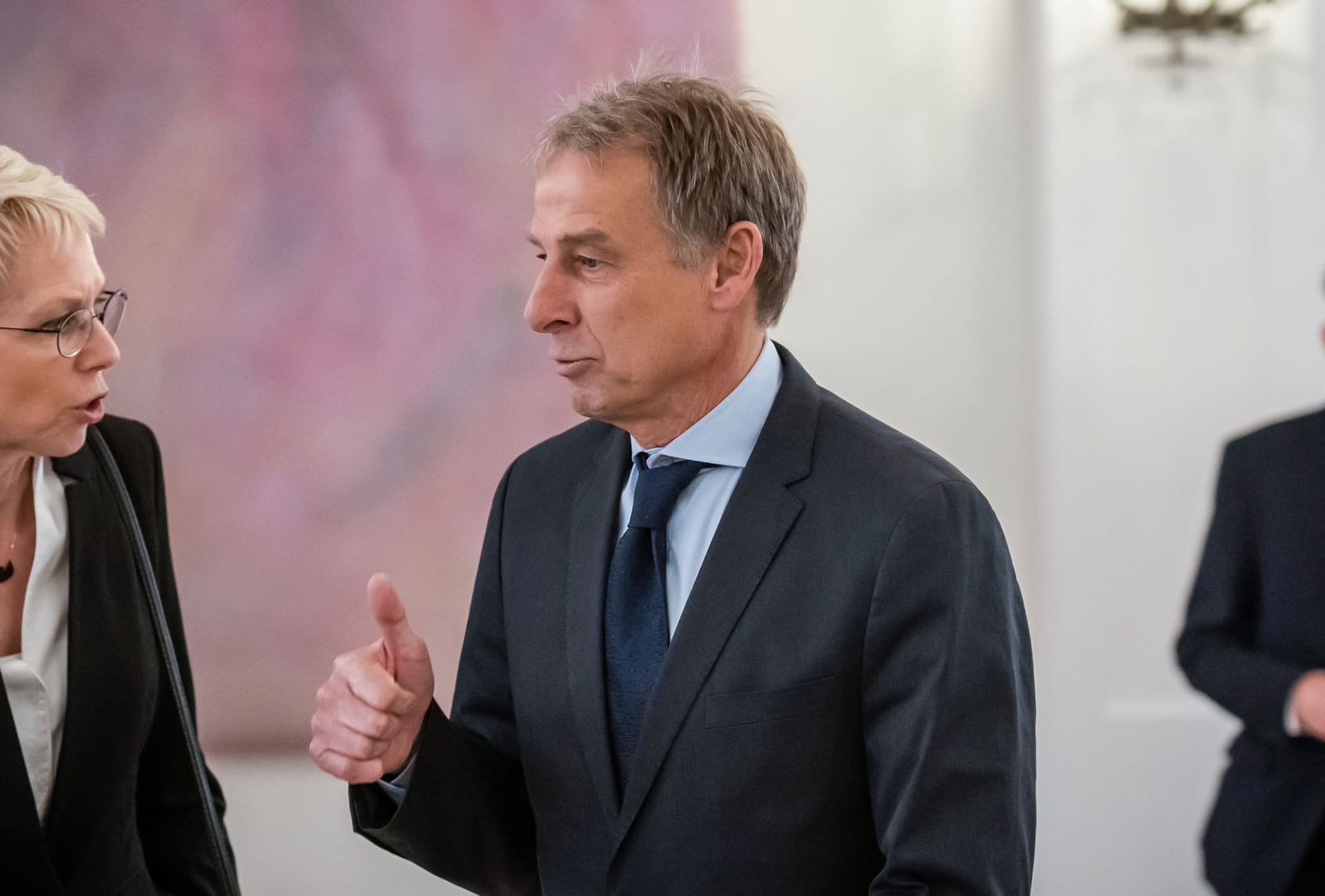 Jürgen Klinsmann, der in Merkels erstem vollen Amtsjahr (2006) Bundestrainer war, war ebenfalls anwesend.