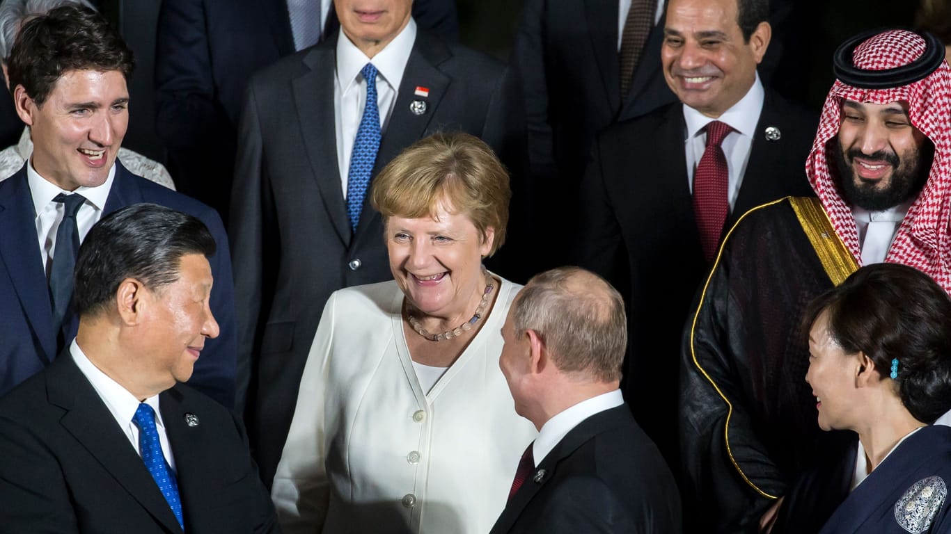 Mit Despoten lachen im Juni 2019: Beim G20-Gipfel in Osaka amüsierte Merkel (Mitte) die umstehenden Herren, Chinas Präsident Xi Jinping (l.), den russischen Präsidenten Wladimir Putin (2.v.r.), Ägytens Präsidenten Abdel Fattah al-Sisi (hinten r.) und Saudi-Arabiens Kronprinzen Mohammed bin Salman (Mitte r.)