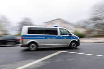 Polizeiauto in Dresden (Symbolbild): Ermittlungen führten bereits im Januar zur Festnahme des Verdächtigen.