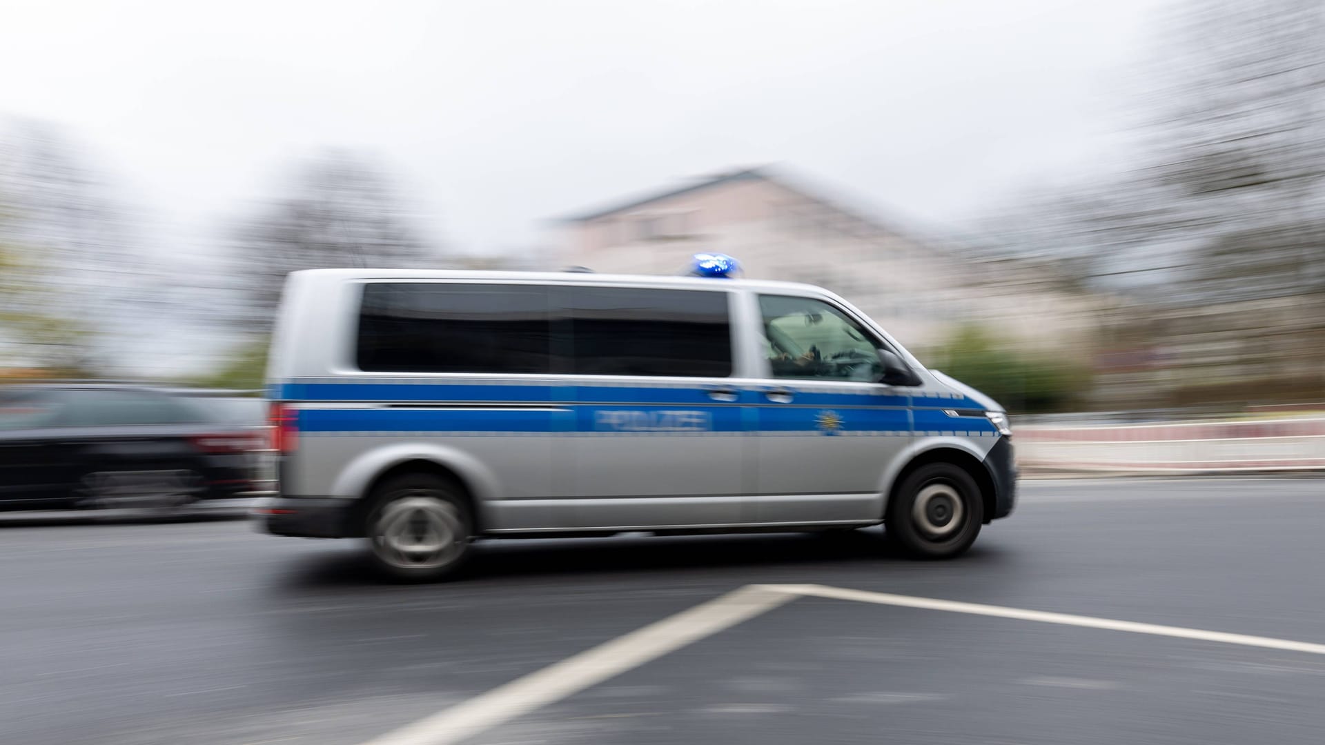 Polizeiauto in Dresden (Symbolbild): Ermittlungen führten bereits im Januar zur Festnahme des Verdächtigen.