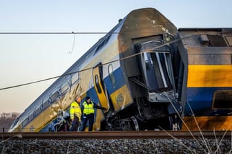 Der entgleiste Passagierzug bei Voorschoten am Dienstagmorgen: Ein Mensch starb bei dem Unfall.