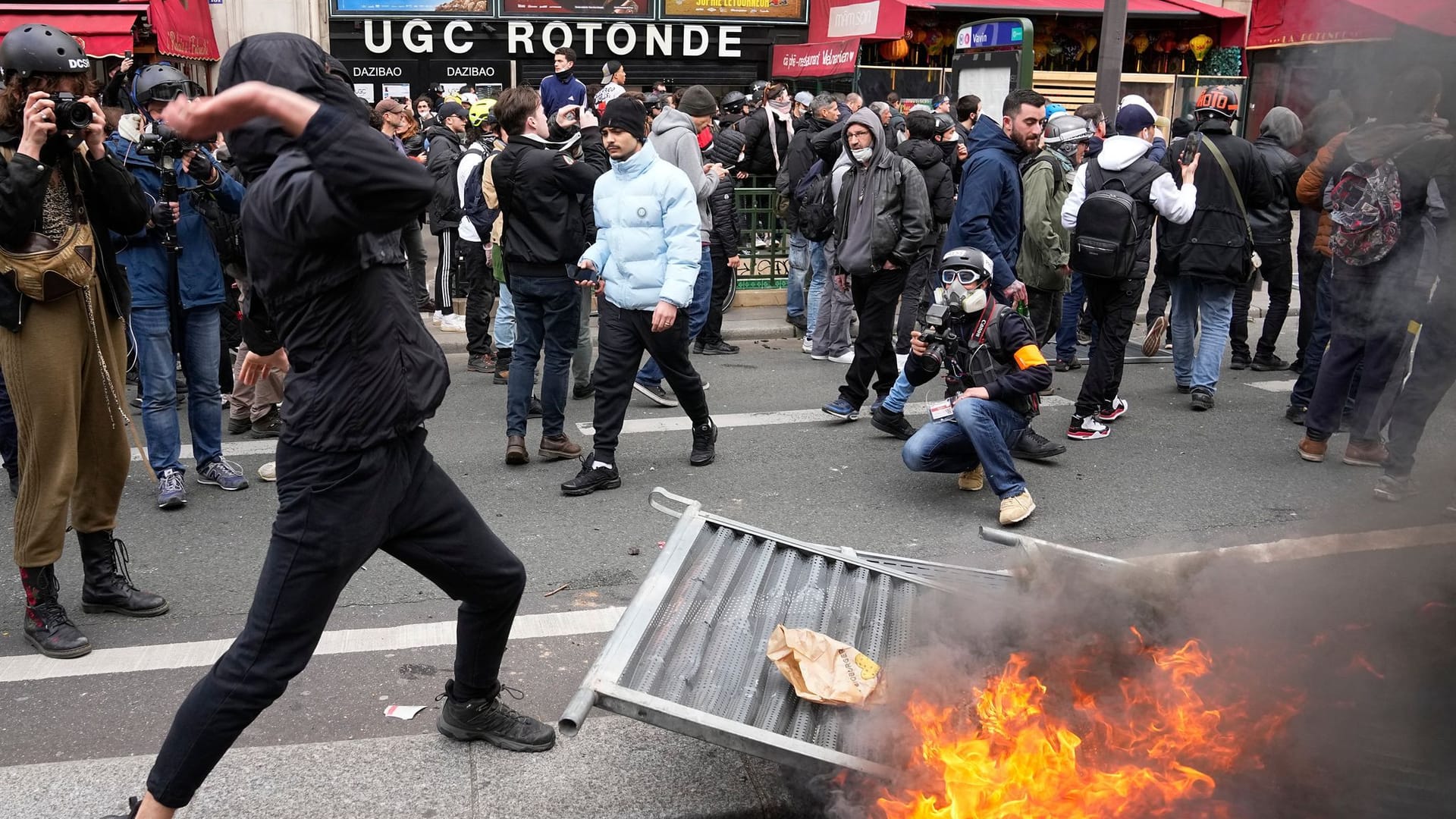 Ausschreitungen in Paris: Am Donnerstag nahmen weniger Menschen an den Protesten teil als zuvor.