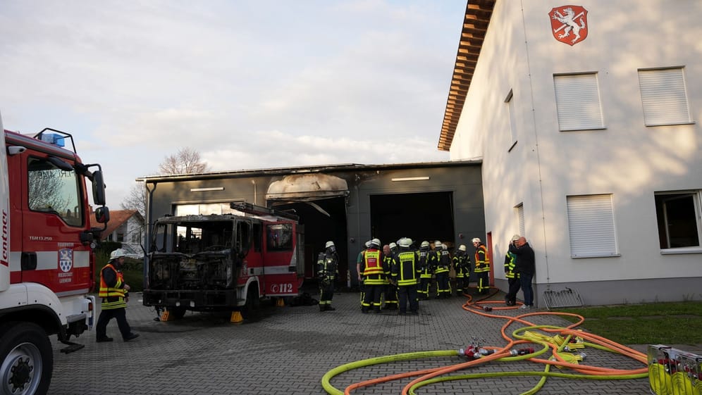 Zerstörtes Einsatzfahrzeug nach Brand in Feuerwehrhaus