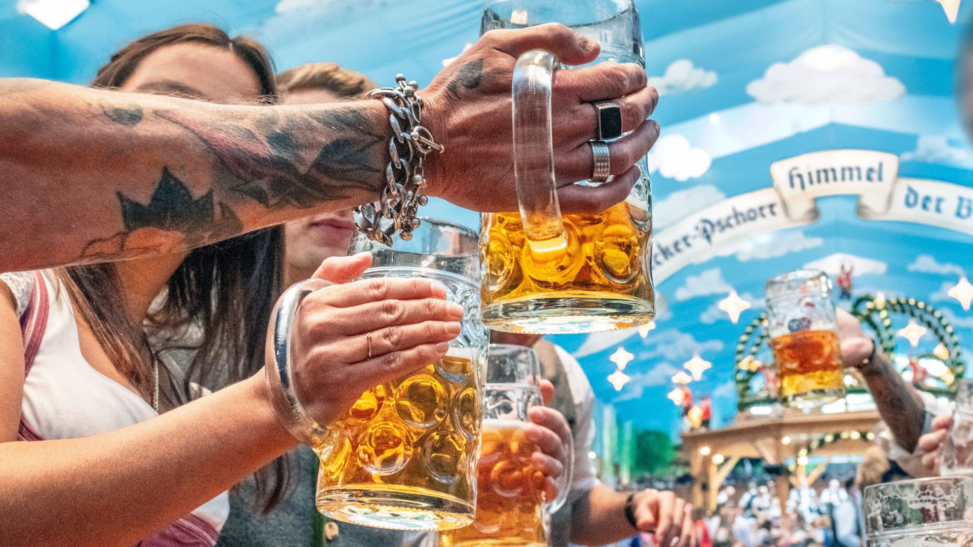 Wiesnbesucher auf dem Oktoberfest 2022: Der Bierdurst mag groß sein, doch die Brauereien in Deutschland stehen vor einem wachsenden Problem.