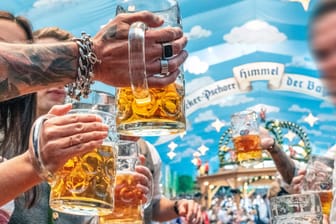 Wiesnbesucher auf dem Oktoberfest 2022: Der Bierdurst mag groß sein, doch die Brauereien in Deutschland stehen vor einem wachsenden Problem.