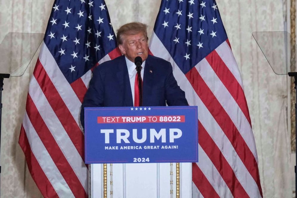 Donald Trump spricht vor Anhängern in Mar-a-Lago.