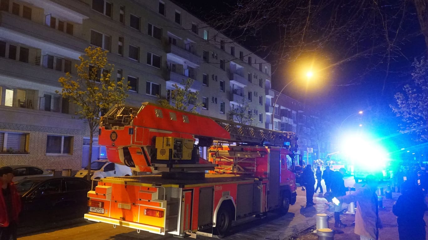 Bei dem Kellerbrand in einem Mehrfamilienhauses hat die Feuerwehr in Hamburg sechs Menschen gerettet.