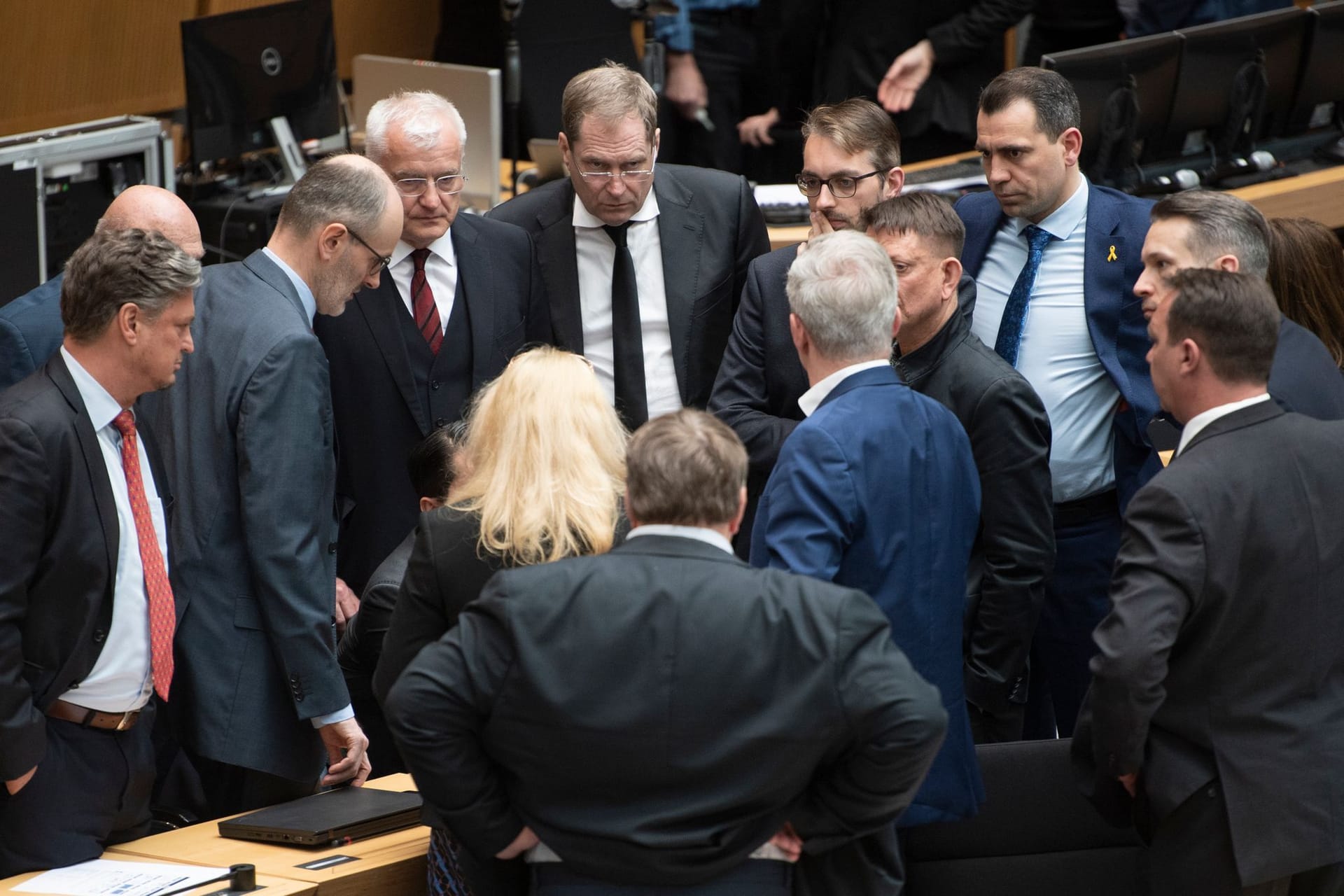 Mitglieder der AFD-Fraktion im Berliner Abgeordnetenhaus beraten sich vor dem dritten Wahlgang für die Berliner Bürgermeisterwahl.