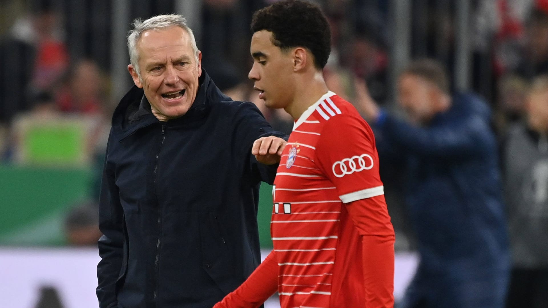 Christian Streich spricht Jamal Musiala an, doch der reagiert nicht: Die Szene sorgte bei Fans für mächtig Wirbel.