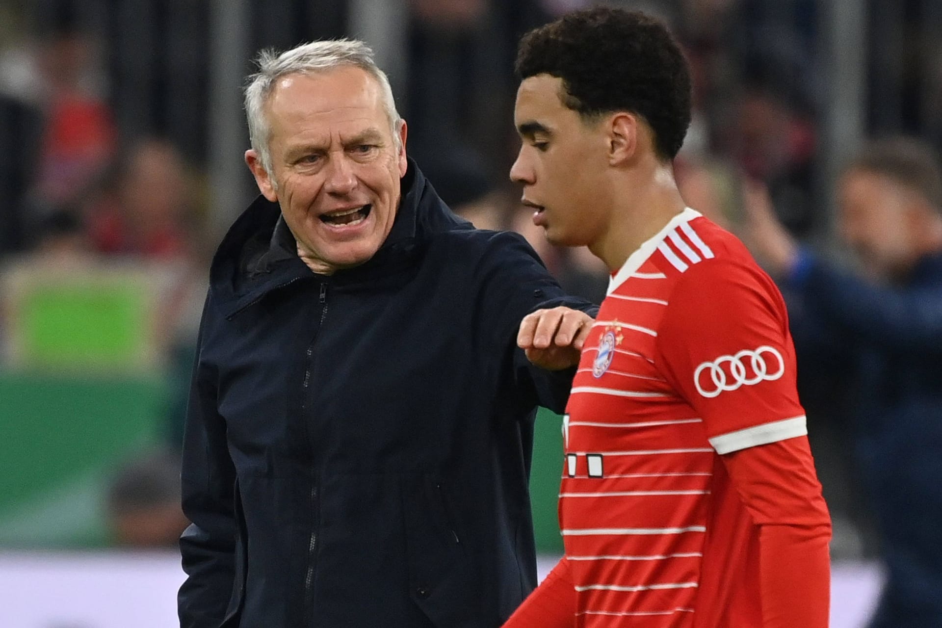 Christian Streich spricht Jamal Musiala an, doch der reagiert nicht: Die Szene sorgte bei Fans für mächtig Wirbel.