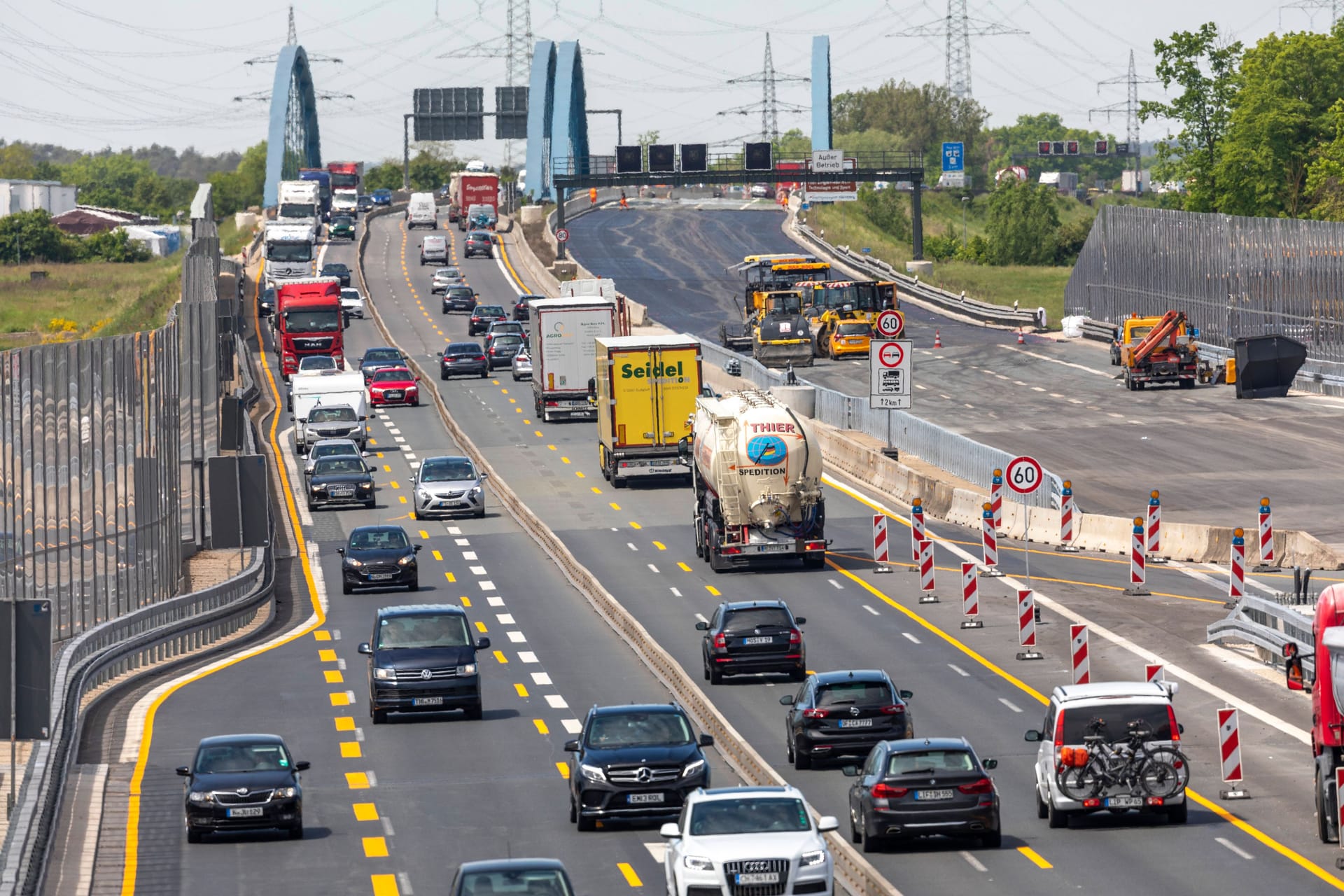 Eine Baustelle auf der A3 in zwischen Würzburg und Nürnberg (Symbolbild): Wegen akuten Baumaßnahmen ist in der Nacht von Mittwoch auf Donnerstag ein Teil des Kreuzes Nürnberg-Ost gesperrt.