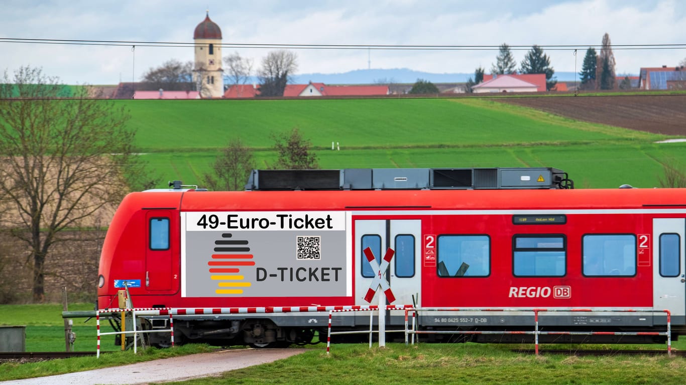 Regionalexpress mit Werbung für das Deutschlandticket: Auf einigen RE-Linien gilt die Fahrkarte bisher nicht.