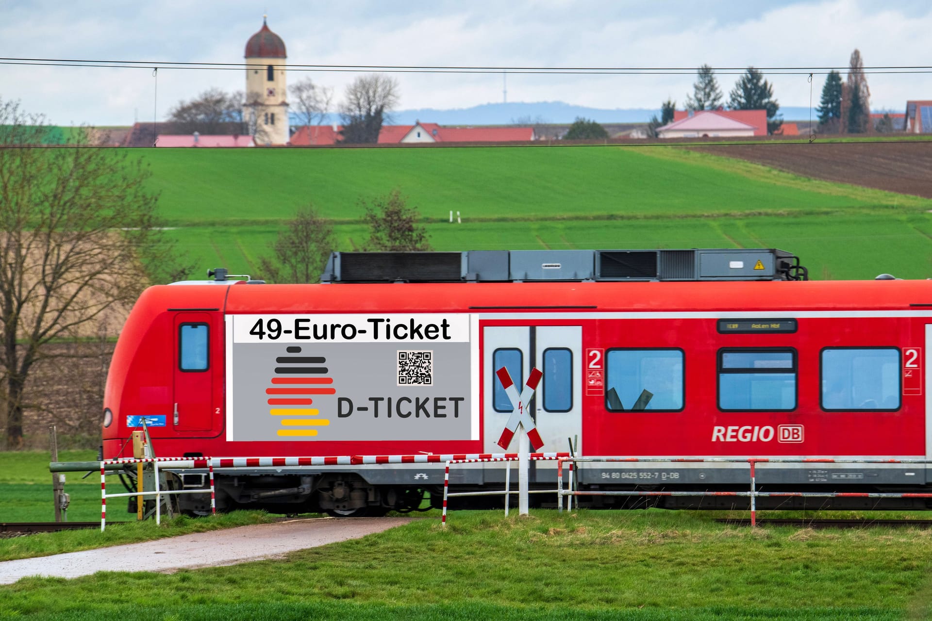 Regionalexpress mit Werbung für das Deutschlandticket: Auf einigen RE-Linien gilt die Fahrkarte bisher nicht.