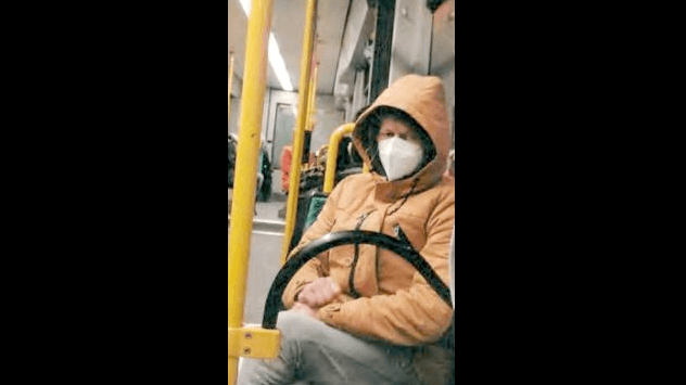 Der Tatverdächtige: Er trug eine helle Hose, eine orangefarbene Jacke und einen Mund-Nasen-Schutz.