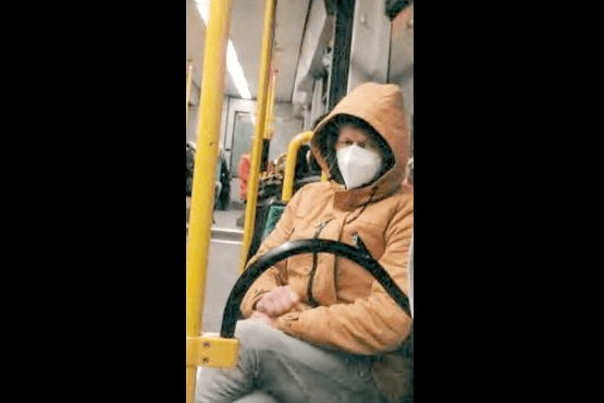 Der Tatverdächtige: Er trug eine helle Hose, eine orangefarbene Jacke und einen Mund-Nasen-Schutz.