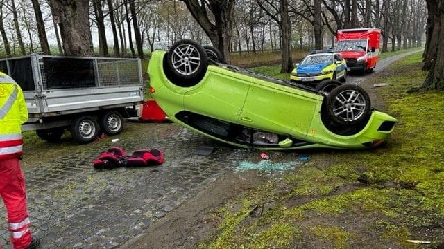 Verunfallter Wagen: Im Auto saß neben der Fahrerin auch ihr Lebensgefährte und ein vierjähriges Kind. Verunfallter Wagen: Im Auto saß neben der Fahrerin auch ihr Lebensgefährte und ein vierjähriges Kind.