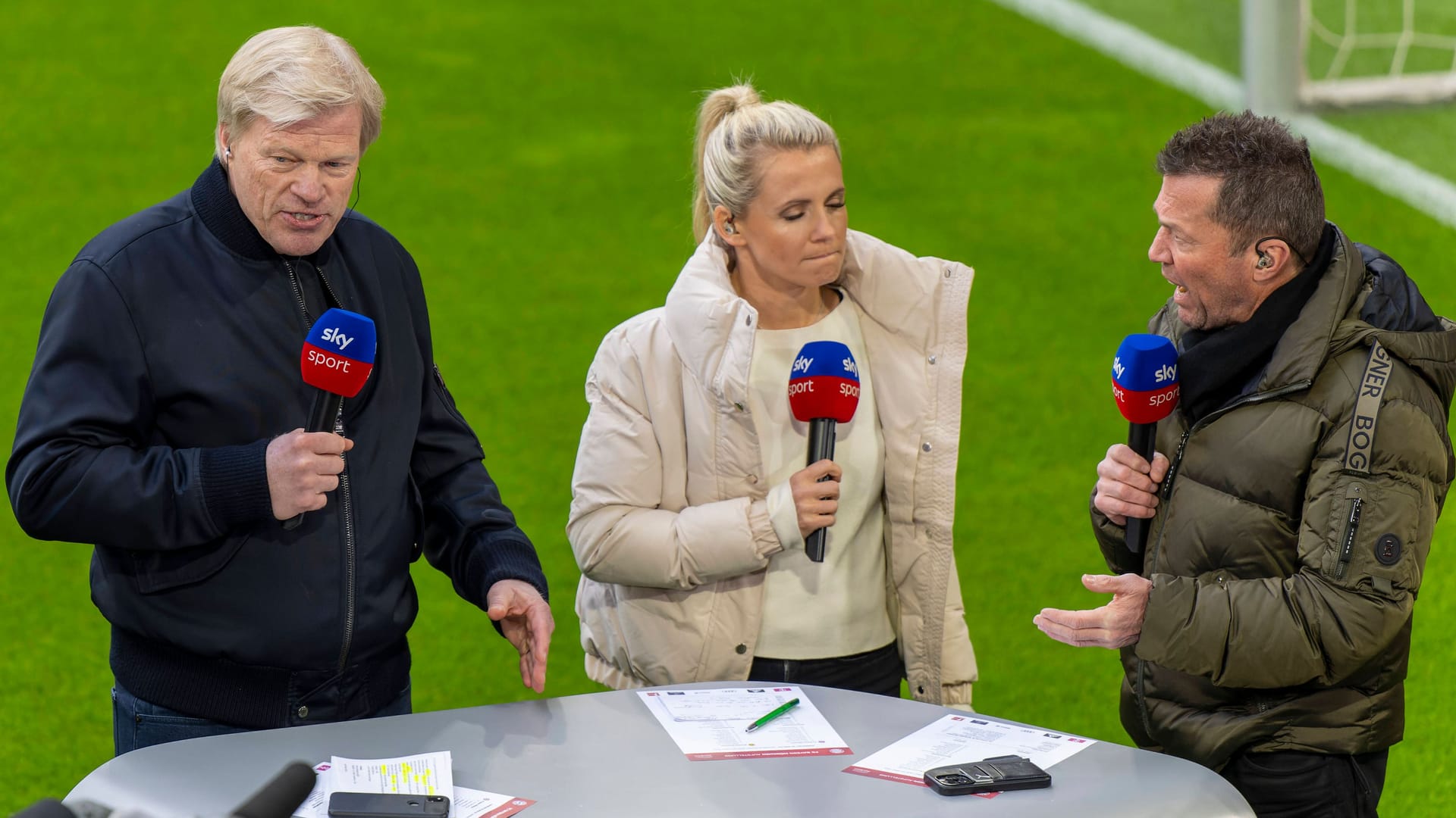 Moderator Sebastian Hellmann, Bayerns Vorstandsboss Oliver Kahn, TV-Expertin Julia Simic und Lothar Matthäus (v.l.): Bei der Sky-Übertragung des Topspiels Bayern gegen Dortmund kam es zum TV-Zoff des Jahres.