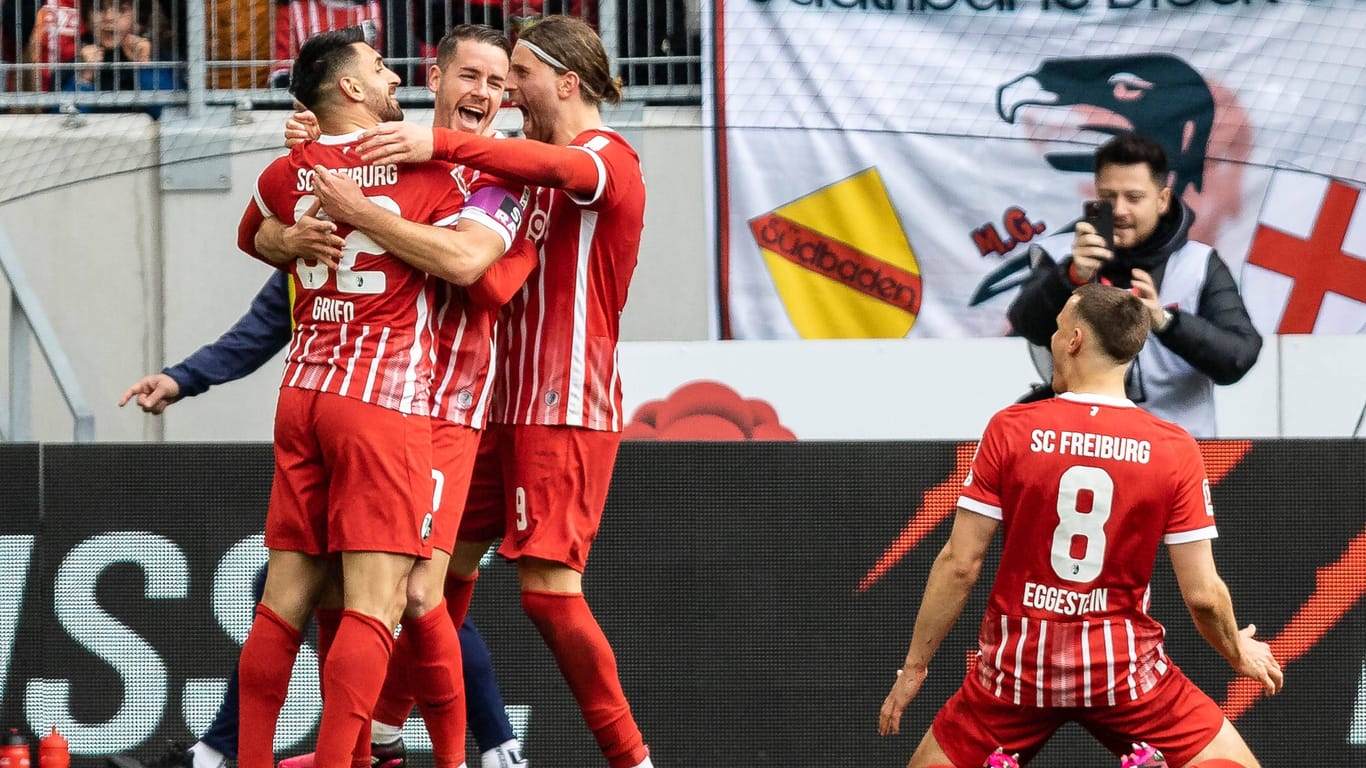 Freiburgs Spieler feiern das Tor zum 1:0 durch Vincenzo Grifo.