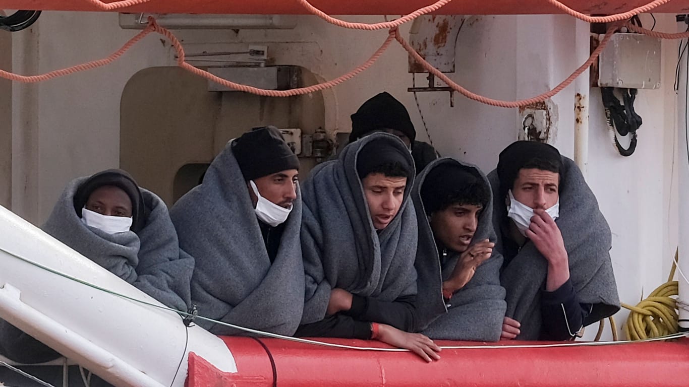 Aus dem Mittelmeer Gerettete auf der SOS Mediterranee: