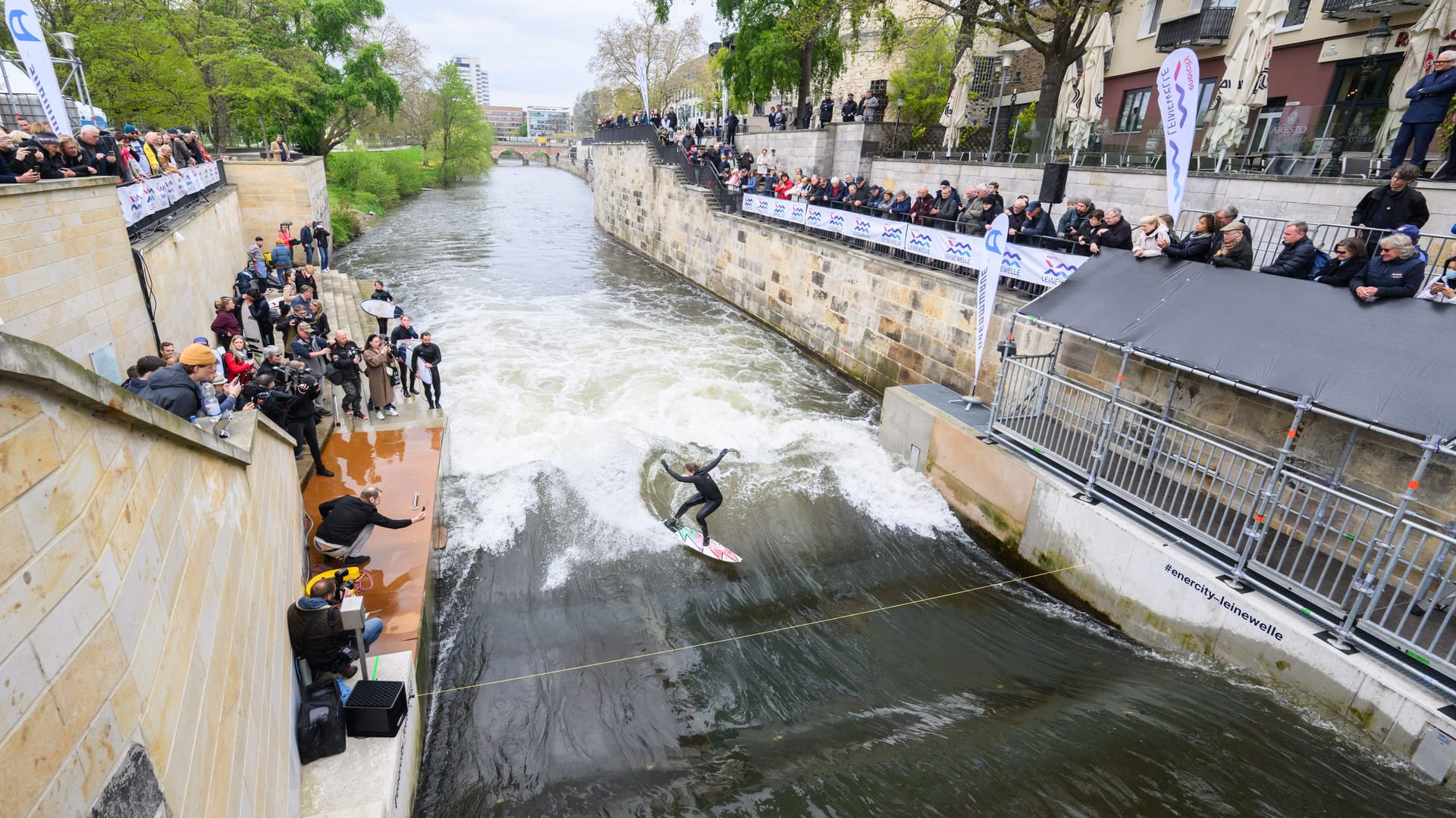 Surfer testen die Leinewelle auf dem Fluss Leine in der Altstadt: Die Leinewelle wurde nun offiziell eröffnet.