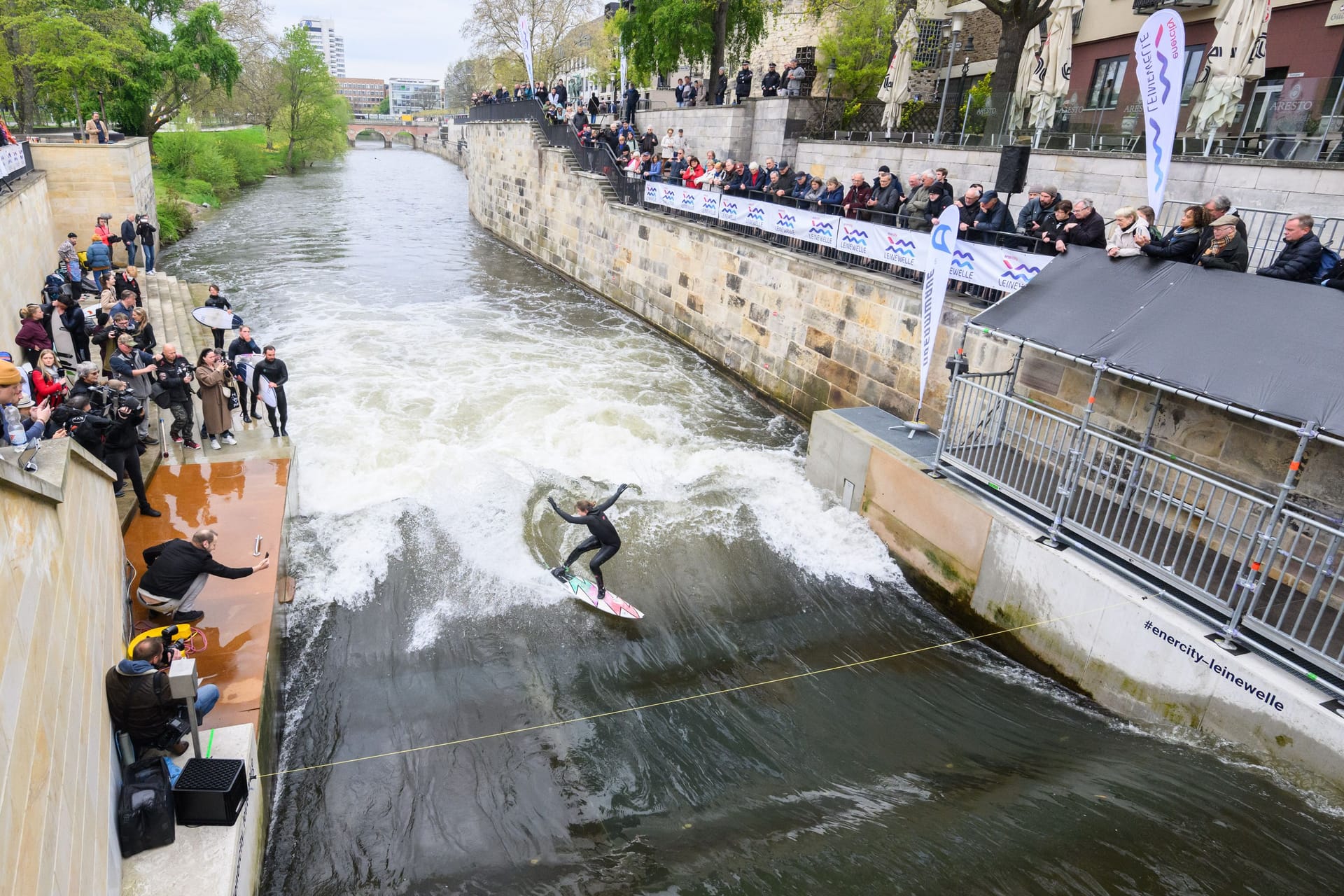 Surfer testen die Leinewelle auf dem Fluss Leine in der Altstadt: Die Leinewelle wurde nun offiziell eröffnet.