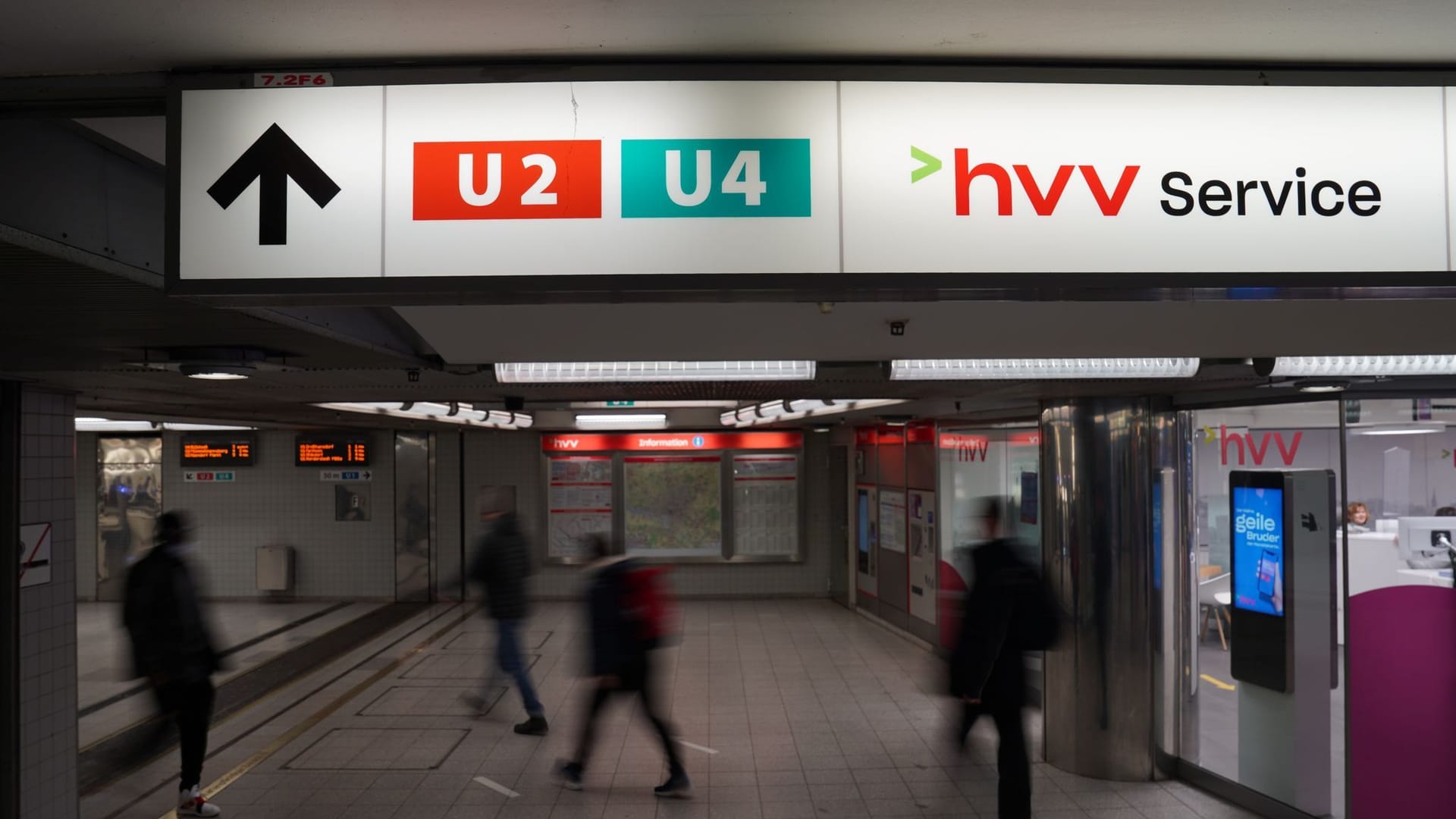 Fahrgäste gehen zu den U2- und U4-Bahnsteigen im U-Bahnhof Jungfernstieg: Ab Ende April gibt es auf den Linien mehrere Sperrungen. Fahrgäste gehen zu den U2- und U4-Bahnsteigen im U-Bahnhof Jungfernstieg: Ab Ende April gibt es auf den Linien mehrere Sperrungen.