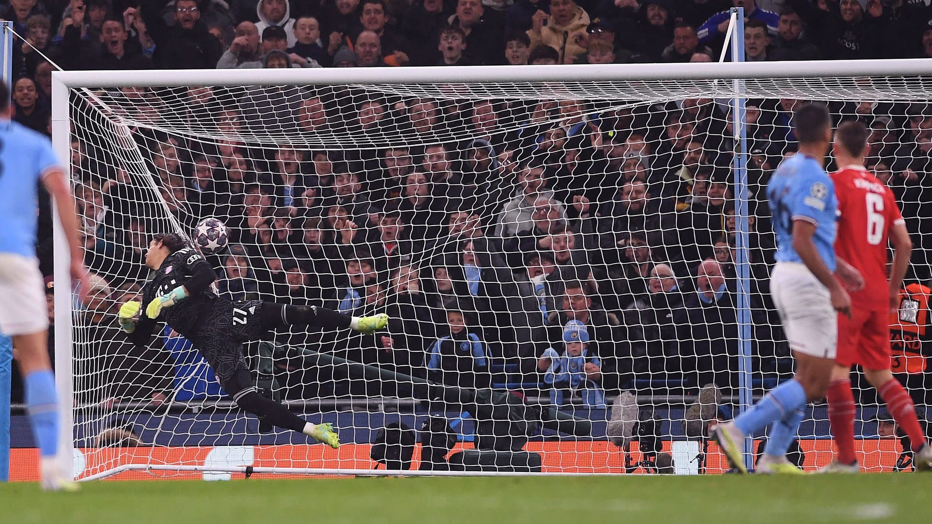 Yann Sommer: Beim Treffer zum 0:1 beim 0:3 in Manchester kommt der Torhüter nicht mehr an den Ball.