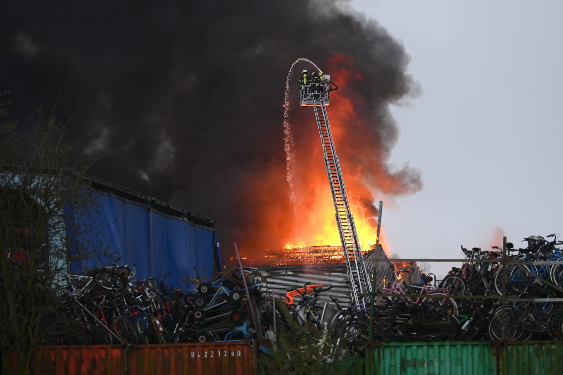 Flammen steigen bei dem Großbrand in Hamburg-Rothenburgsort auf: Die Aschewolke zog über die Hamburger Innenstadt.