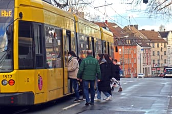 Vorsicht an der Tramstation: Was gilt hier für Autofahrer?