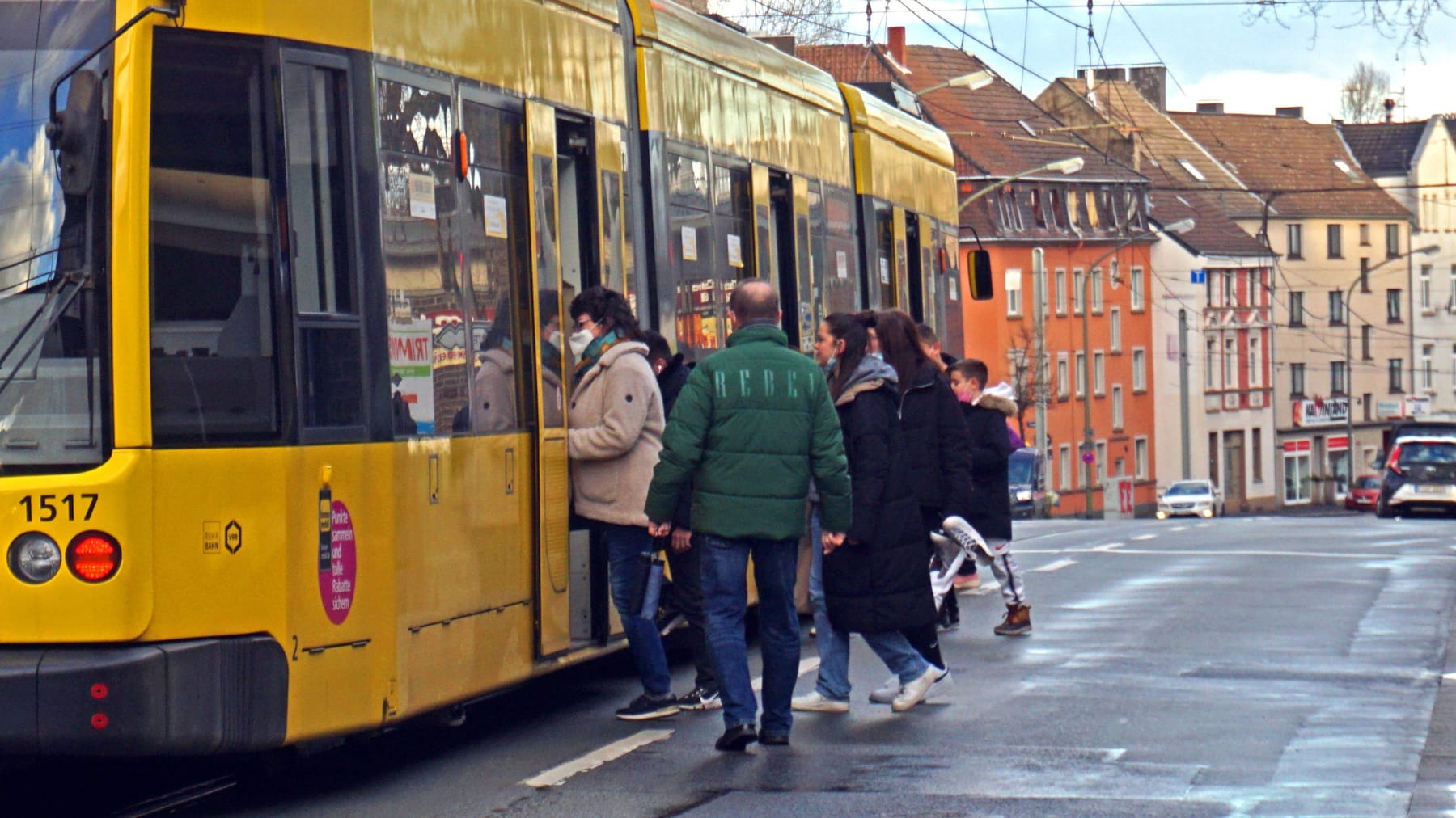 Darf ich eine Straßenbahn an der Haltestelle überholen?
