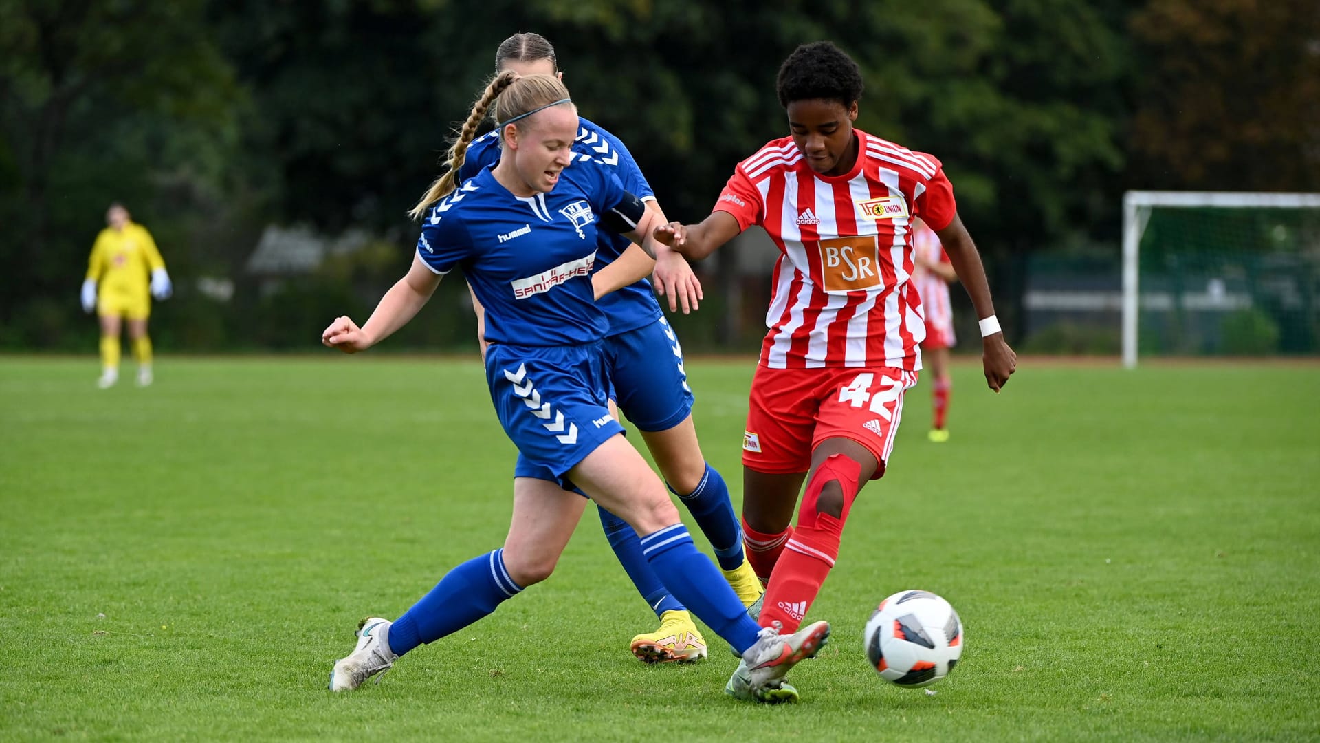 Katharina Hoffmann (l.): Die Spielerin der Zehlendorfer Damen im vergangenen Jahr, bald könnte sie im Hertha-Trikot auflaufen. Katharina Hoffmann (l.): Die Spielerin der Zehlendorfer Damen im vergangenen Jahr, bald könnte sie im Hertha-Trikot auflaufen.