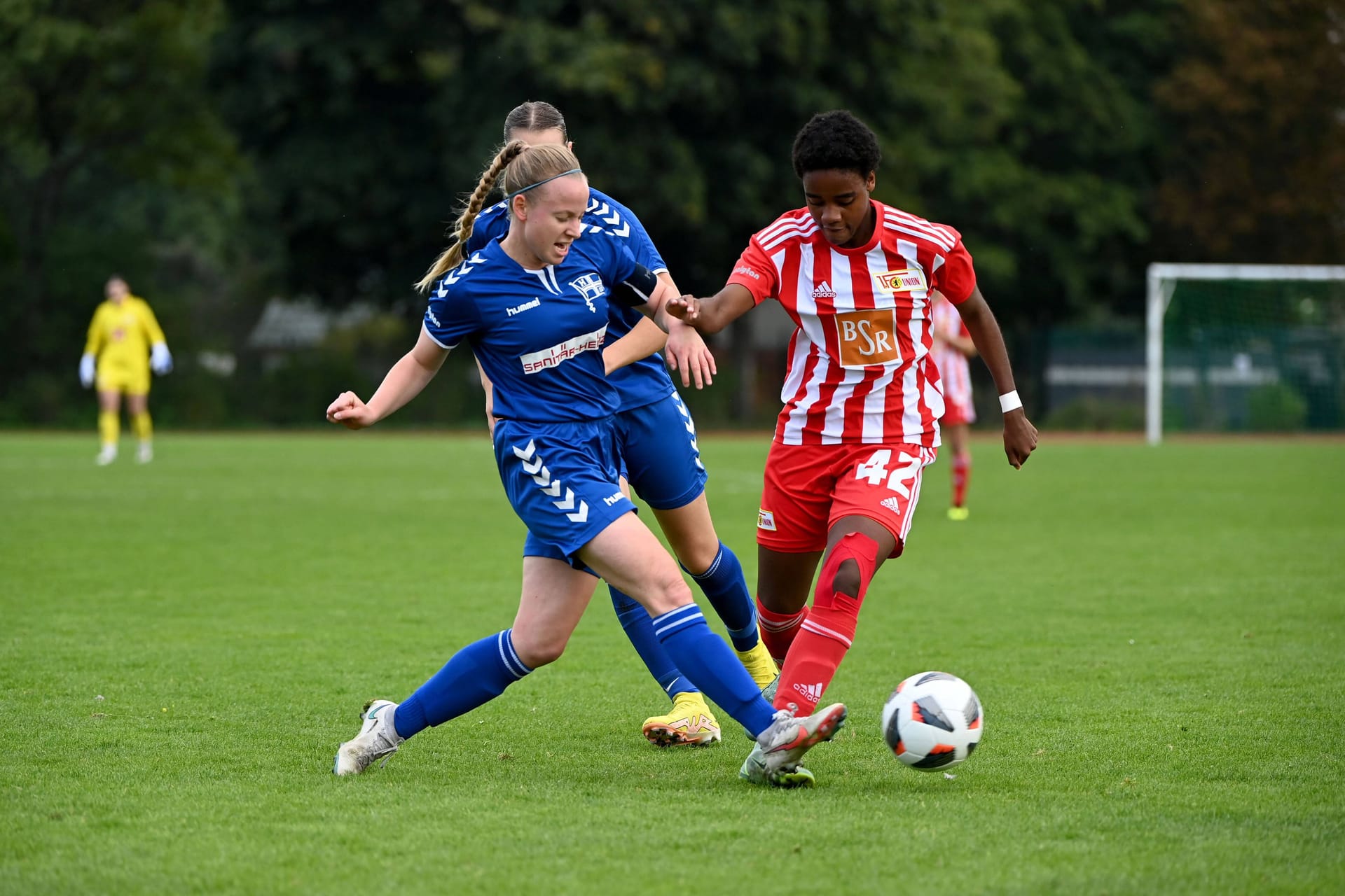 Katharina Hoffmann (l.): Die Spielerin der Zehlendorfer Damen im vergangenen Jahr, bald könnte sie im Hertha-Trikot auflaufen.