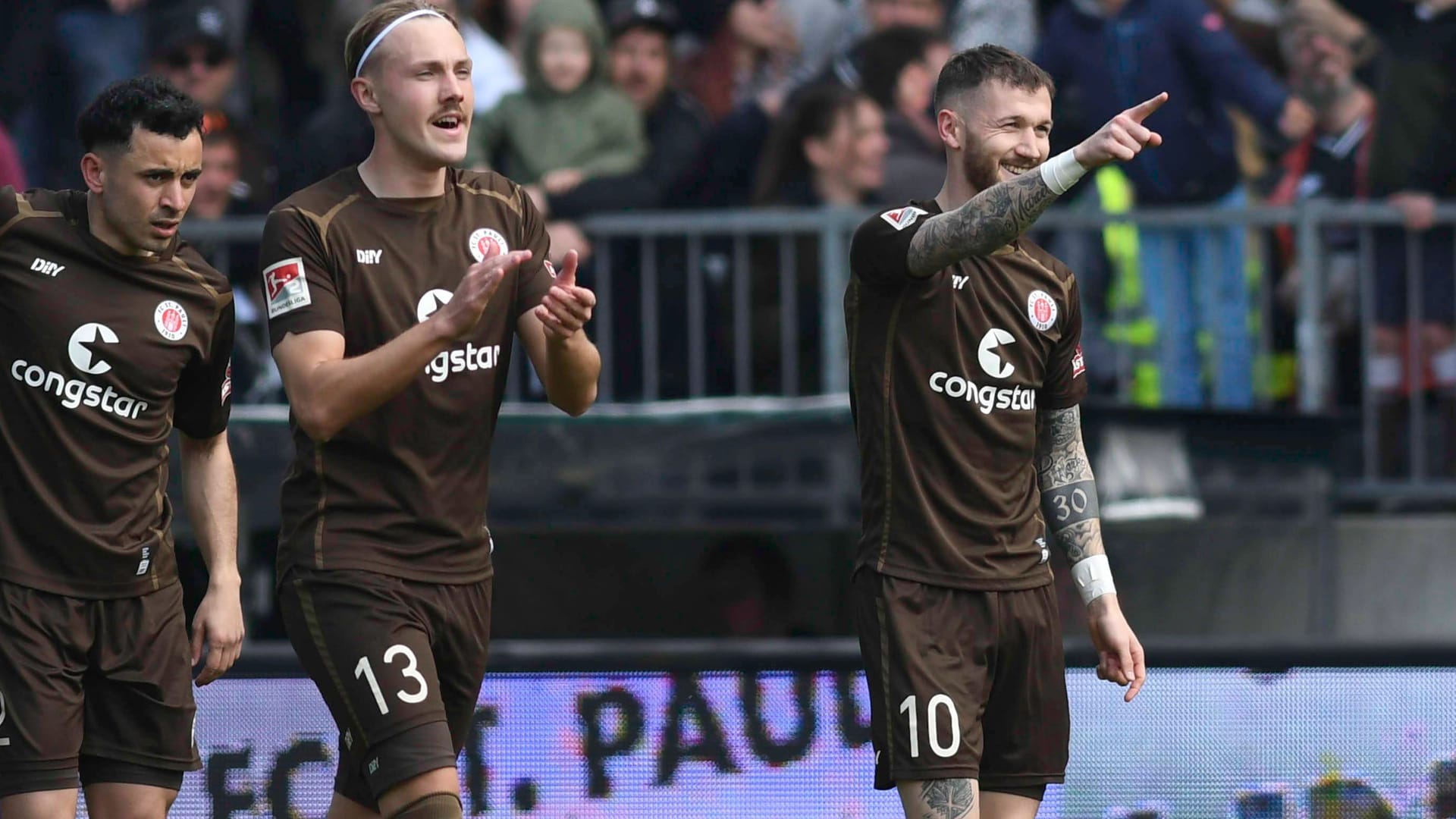 St. Paulis Marcel Hartel (r.) feiert sein Tor zum 1:0: Die Hamburger besiegten Bielefeld verdient.