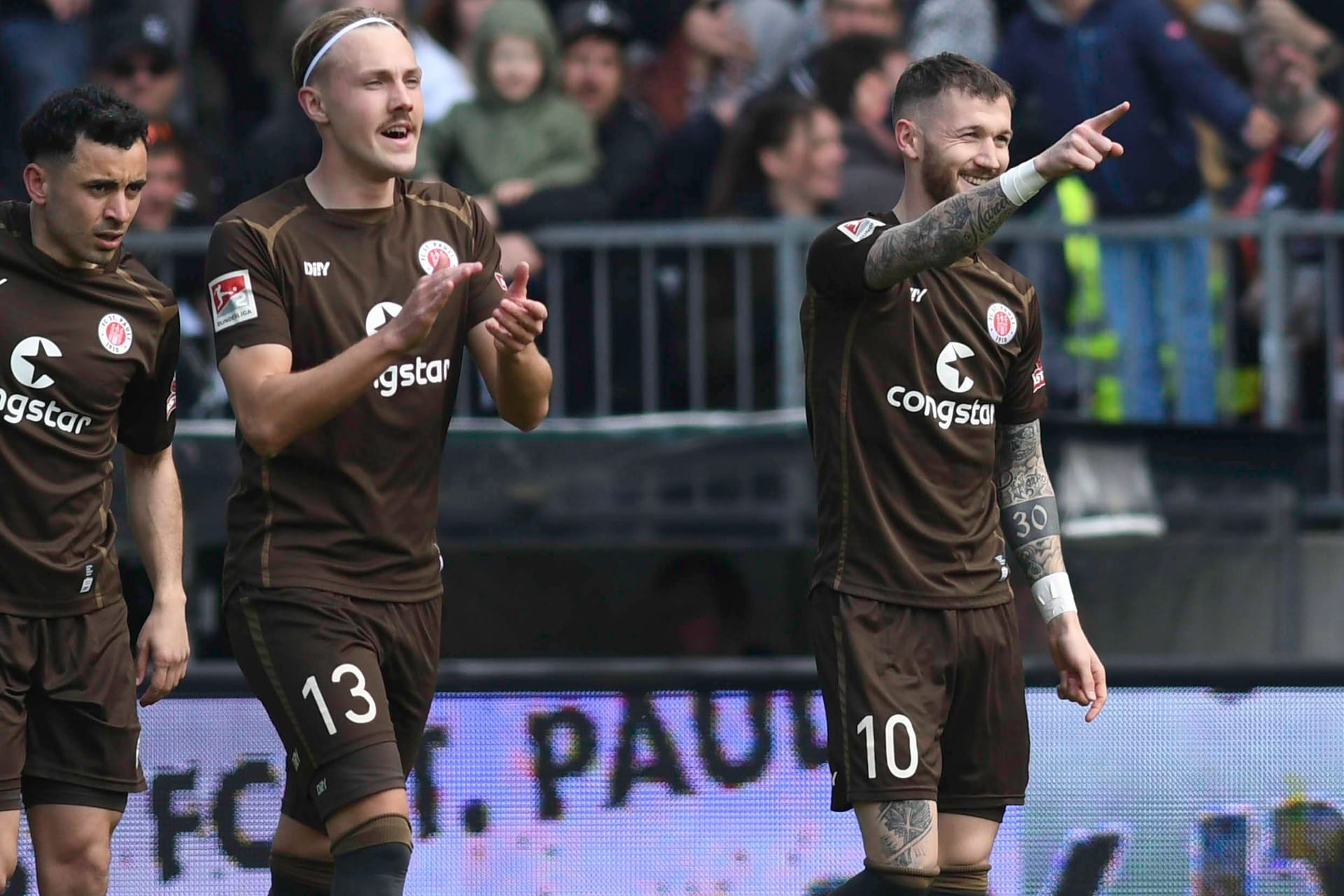 St. Paulis Marcel Hartel (r.) feiert sein Tor zum 1:0: Die Hamburger besiegten Bielefeld verdient.